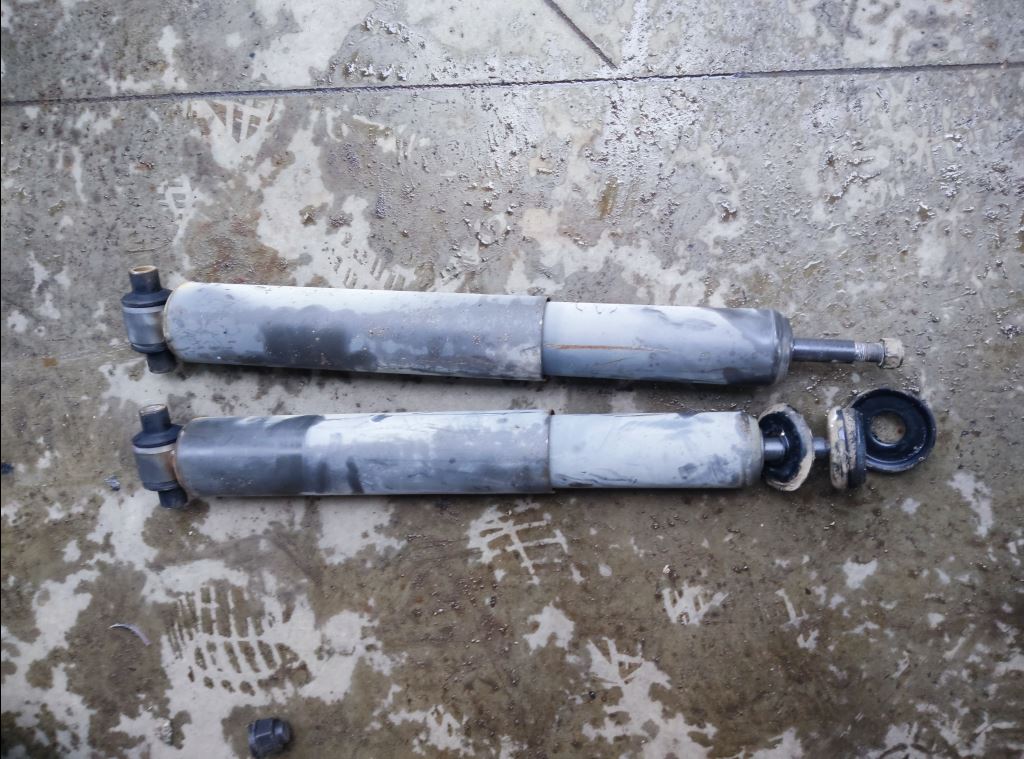 piece_RENAULT T520 6X4 AMORTISSEURS ARRIERE CHASSIS 7421909816