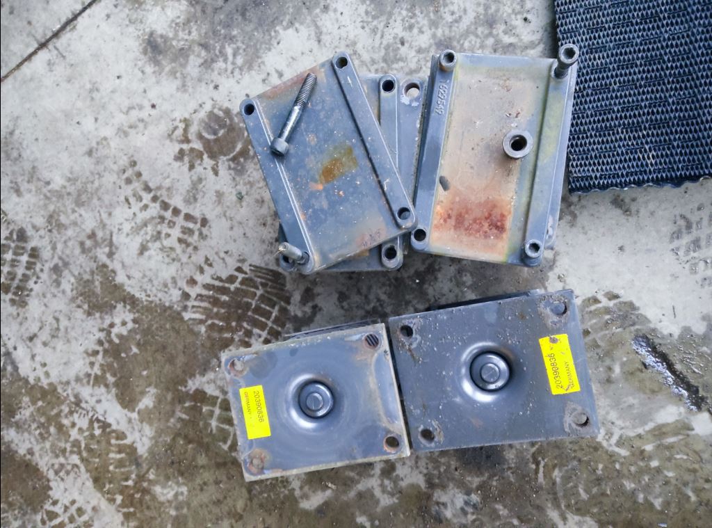 piece_RENAULT T520 6X4 COUSSIN DE SUSPENSION AVANT 20390836