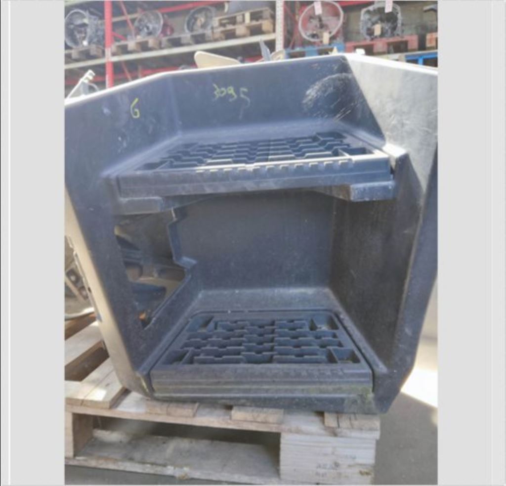 piece_RENAULT T 460  MARCHEPIED GAUCHE 7484539404