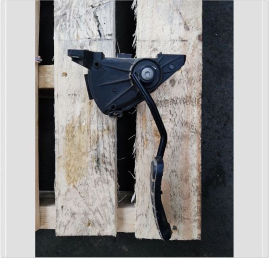 piece_RENAULT MASCOTT  PEDALE D'ACCELERATEUR 7700377115