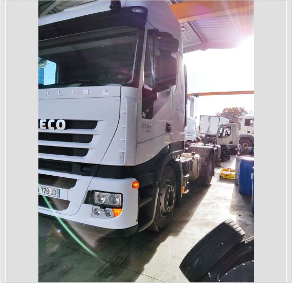 piece_IVECO STRALIS 440 CURSOR 13 MARCHEPIED GAUCHE