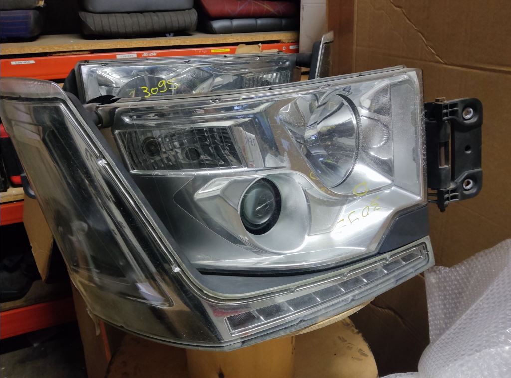 piece_RENAULT T 460  PHARE DROIT 7482622240